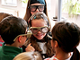 Durch die Simulationsbrillen bekamen die Kinder eine Vorstellung, was Sehbehinderung bedeutet und wie wichtig Hilfsmittel sind.