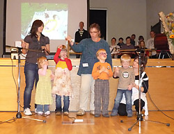 Kinder musizieren auf der Bühne