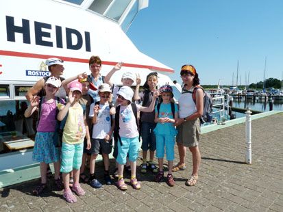 Alle Kinder und ihre Betreuerinnen stehen vor dem Dampfer und winken