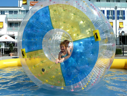 Zwei Kinder haben Spaß in der riesen Wasserrolle