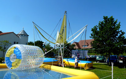 Sky-Jumping-Anlage und Schwimmbecken mit Wasserrolle