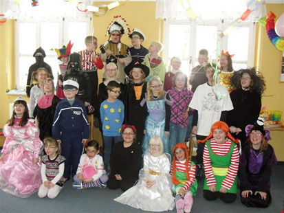 Gruppenfoto mit allen verkleideten und geschminkten Kindern.