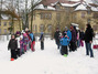 Die Kinder haben zwei Gruppen gebildet und sich in einer Schlangen aufgestellt.