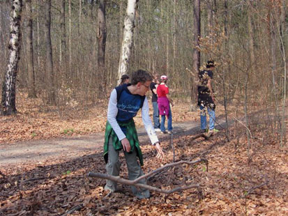 Beim Waldspaziergang sammeln die Kinder Holz für das Lagerfeuer am Abend.