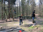 Auf dem Spielplatz schaukeln und balancieren die Kinder und haben ihre Freude dabei.