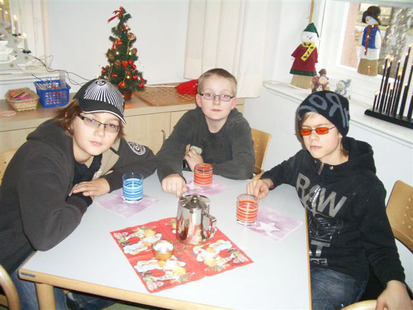 Drei Jungen sitzen gemeinsam am Tisch