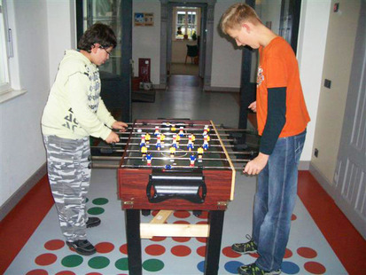 Zwei Jungen spielen Tischfußball