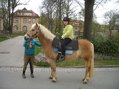 Bei der Hippotherapie Trainieren Behinderte auf einem speziell geschulten Pferd Ihren Gleichgewichtssinn und ihr Selbstbewusstsein. Sie stärkt die Rumpfmuskulatur und inspiriert das Nervensystem. Therapeutisches Reiten fördert das körperliche und seelische Gleichgewicht.