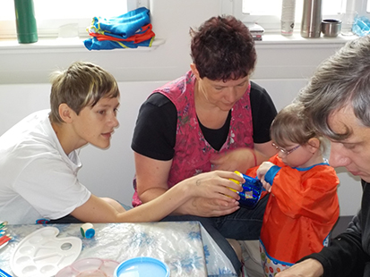 Zum Basteln gab es verschiedene Auswahlmöglichkeiten, die selbst kreierten Sachen durften am Ende mit nachhause genommen werde. Es wurden Topper für Rollstühle, Heidi Spiele, Wurfspiele, Regenrohre und Würfelspiele fleißig gebastelt.