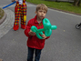 Der kunterbunte Clown zauberte für jedes Kind auf diesem Fest eine Überraschung und erfüllte Wünsche nach Luftballon-Tieren.