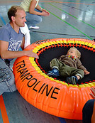 Baby auf dem Trampolin