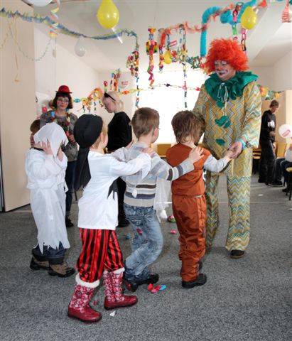 Kinder bei der Polonaise