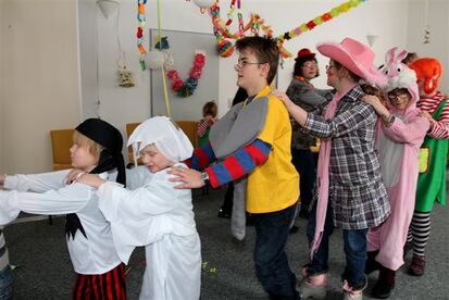 Kinder bei der Polonaise