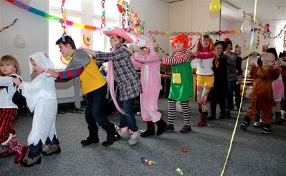 Kinder bei der Polonaise