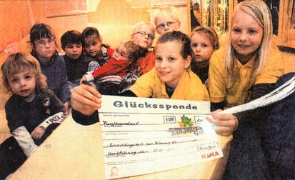 Kinder zeigen die Urkunde der gewonnenen Glücksspende Kinder zeigen die Urkunde der gewonnenen Glücksspende