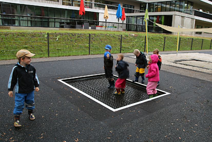 Viele Kinder springen auf dem Trampolin 