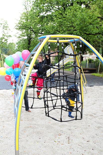 Kinder in den Netzen eines Klettergerüstes 