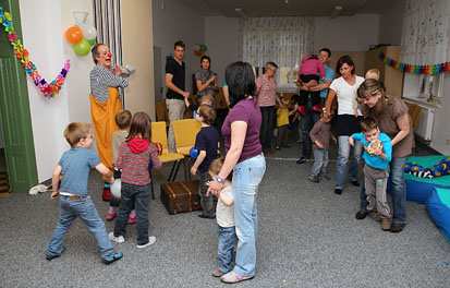 Ein Clown unterhält die ganze Kindergruppe und die ErzieherInnen