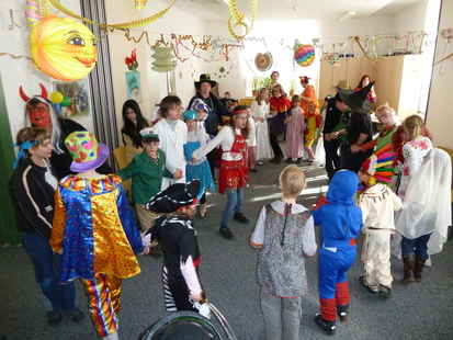 Verkleidete Kinder auf einer Faschingsfeier