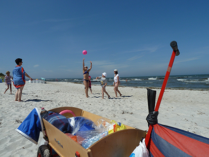 Sonne, Strand und viele Muschel im Sand. An der Ostsee das Wetter genießen und dabei viel Spaß haben.