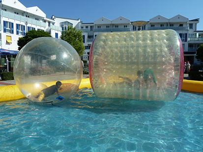 Heute bleiben wir bei unserem Abenteuer in dem Wasserlaufball und in der Wasswalze trocken.