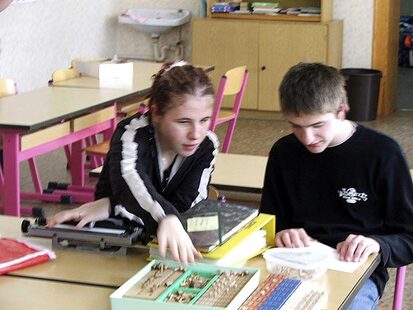 Lydia und David, unsere 2 Schüler, demonstrierten den Umgang mit den Steckleisten, welche zum Erlernen der Punktschrift eingesetzt werden. 