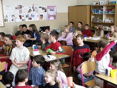 In spielerischer Atmosphäre erhielten die Kinder Einblicke in das Leben von Menschen mit einer Sehbehinderung. Durch gegenseitiges Verständnis und den Abbau von Berührungsängsten kann man denen beistehen, die auf Hilfe angewiesen sind. In spielerischer Atmosphäre erhielten die Kinder Einblicke in das Leben von Menschen mit einer Sehbehinderung. Durch gegenseitiges Verständnis und den Abbau von Berührungsängsten kann man denen beistehen, die auf Hilfe angewiesen sind.