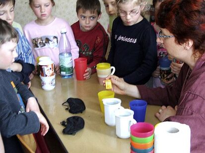 Die Kinder hatten die Möglichkeit unter der Augenbinde mit Hilfe des Füllstandsanzeigers Getränke einzugießen, Lebensmittel abzuwiegen, den Langstock zu probieren, alltägliche Gegenstände und lebensmittel zu erfühlen und »Mensch ärgere dich nicht« zu spielen. 