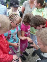 Kinder fühlen verschiedene Samen in kleinen Behältern