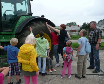 Kinder ertasten das Rad eines Traktors