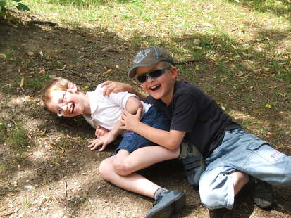 zwei tobende Jungen zwei tobende Jungen
