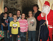 Gruppenbild der Kinder mit dem Weihnachtsmann