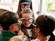 Eine Gruppe von Kindern mit Simulationsbrillen für Sehbehinderungen.