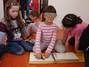 Durch die Simulationsbrillen bekamen die Kinder eine Vorstellung, was Sehbehinderung bedeutet und wie wichtig Hilfsmittel sind.