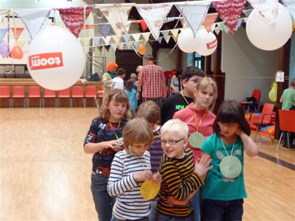 Kinder stehen mit ihren selbst gebastelten Medaillen beieinander